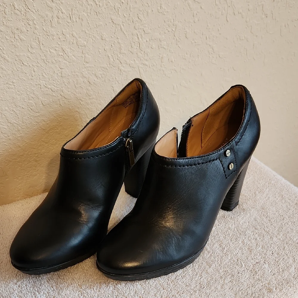 Clarks Artisan Black Leather Heel Booties with Side Zip - Picture 1 of 16
